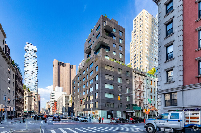 Exterior Building Photo - 102 Chambers St