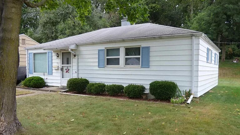 Primary Photo - 927 E Chippewa Ave