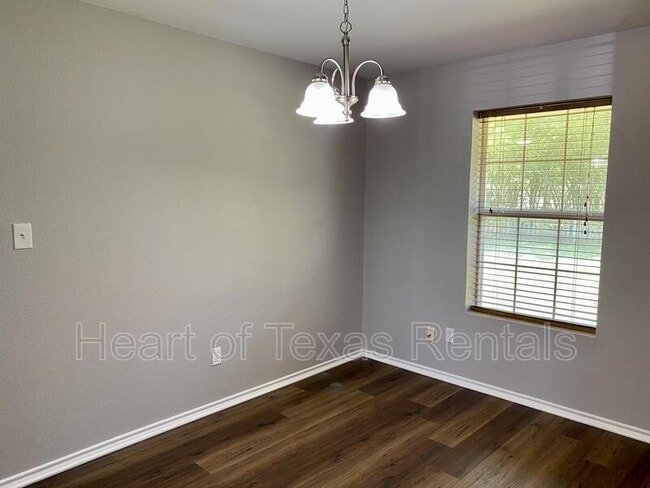 Building Photo - 1307 Luanne