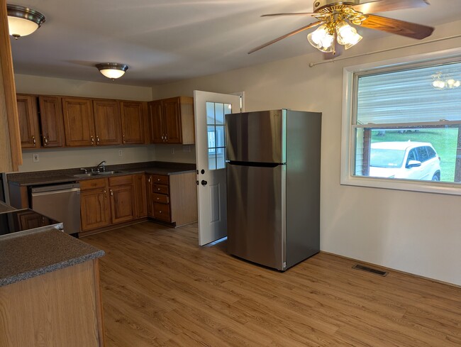 Kitchen - 60 Allyn Rd