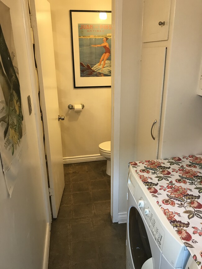 Baño y lavadero en el nivel principal. - 4040 Grand View Blvd