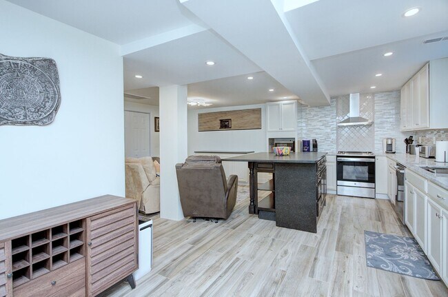 Foto del edificio - Discover the charm of this FULLY FURNISHED basement unit, tucked away in a beautifully updated bu...