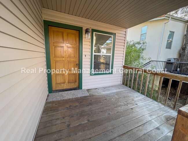 Building Photo - AVAILABLE JUNE- Recently Updated Home on L...