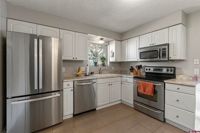 Building Photo - 1212 Avenida del Sol