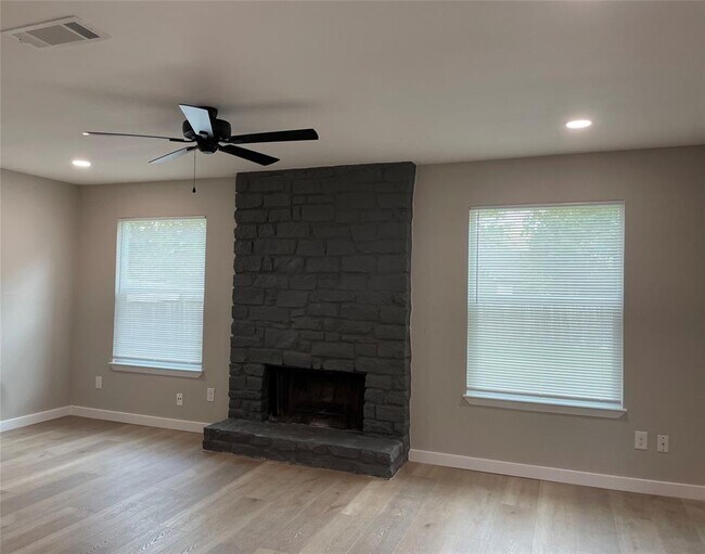 Foto del edificio - 8811 Cainwood Ln