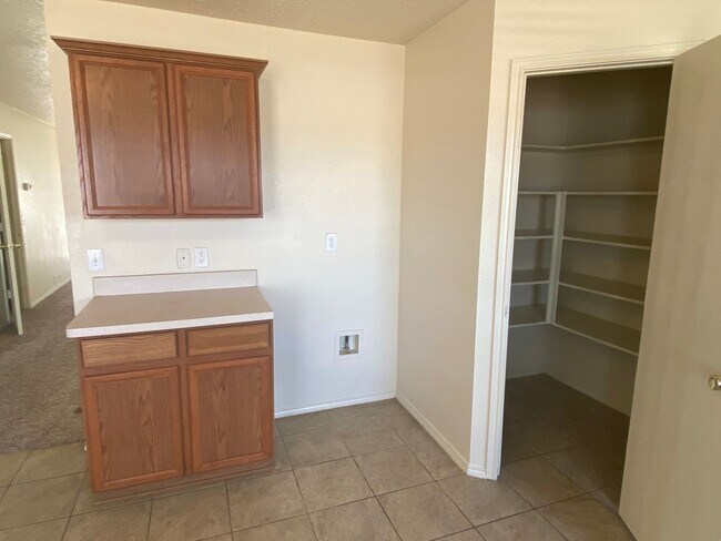 Foto del edificio - Spacious 4 bedroom house with fenced yard