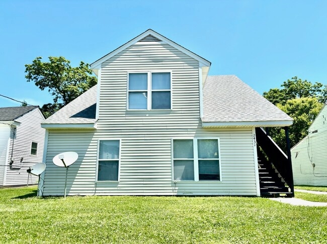Building Photo - 2431 Saint Xavier St