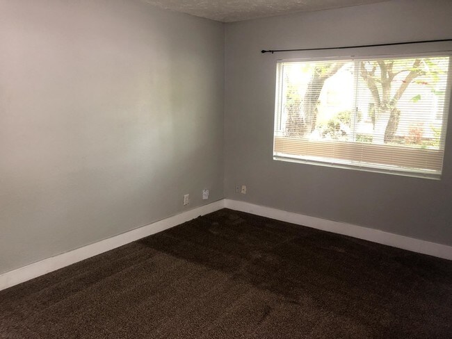 Building Photo - 1 bed 1 bath near Trolly Square!!