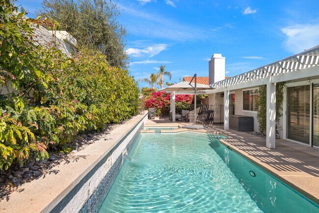 Building Photo - 43911 La Carmela Dr