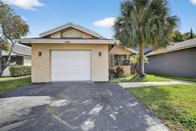 Foto del edificio - 581 Lakeside Cir