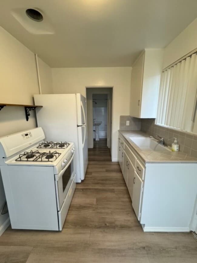 Building Photo - Oliver Ave | Relaxed Coastal Apartments in Pacific Beach – Easy Living Just Blocks from the Ocean!