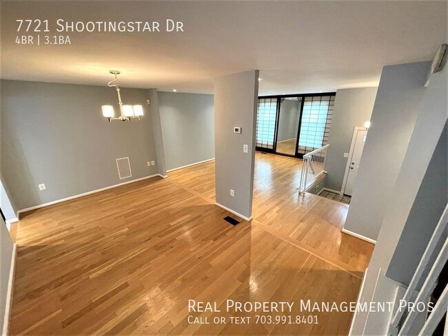 Building Photo - COMPLETLEY UPDATE!!   LARGE 4 BEDROOM 3.5 ...