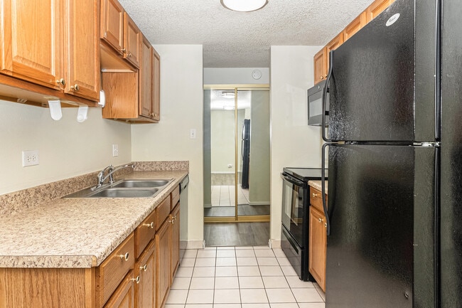 Building Photo - 2375 S Linden Ct