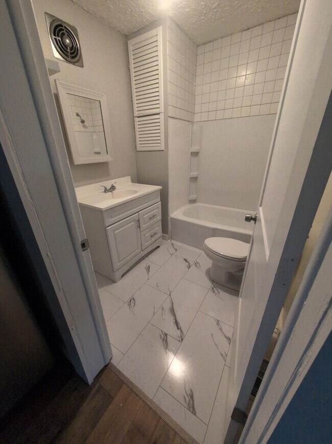 Foto del edificio - 4245 E 71st St