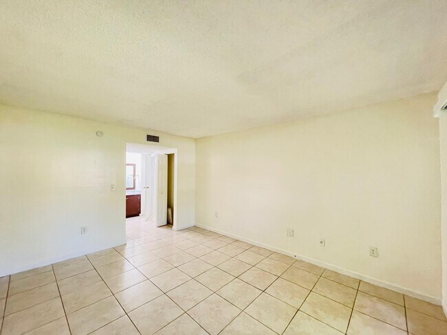 Building Photo - 4354 NW 9th Ave
