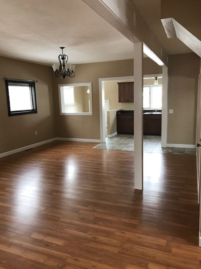 Building Photo - 3BR, 1.5 Bath Single Family Home - Brainer...