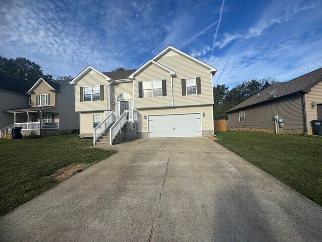 Building Photo - Gorgeous 5 Bedroom Home