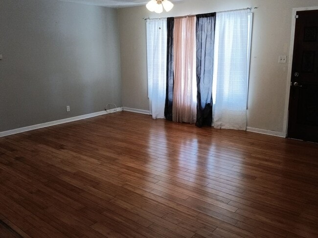 Building Photo - Cozy 3 bedroom 2 bathroom