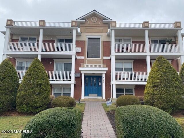 Foto principal - 402 4th Ave