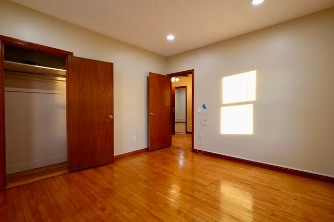 Building Photo - 31 Anthony St