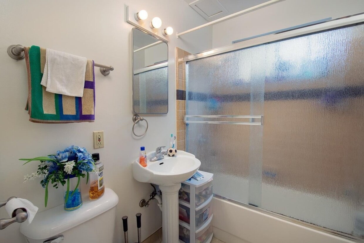 Building Photo - Convenient living near public transportati...