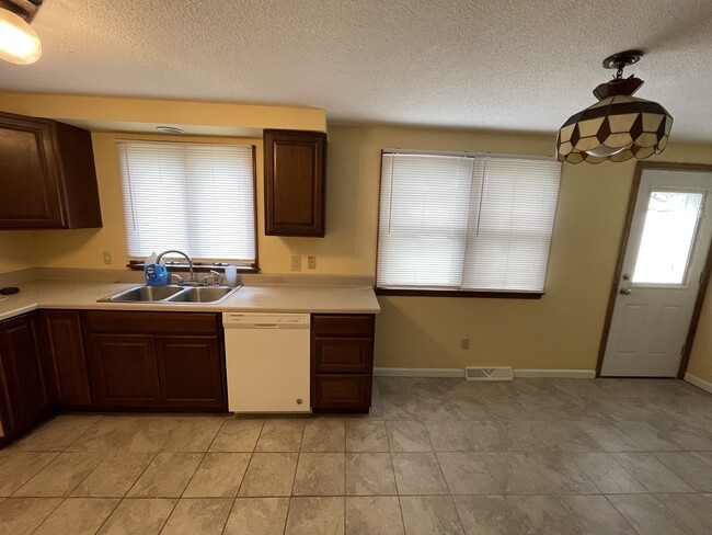 Kitchen - 1289 East and West Rd