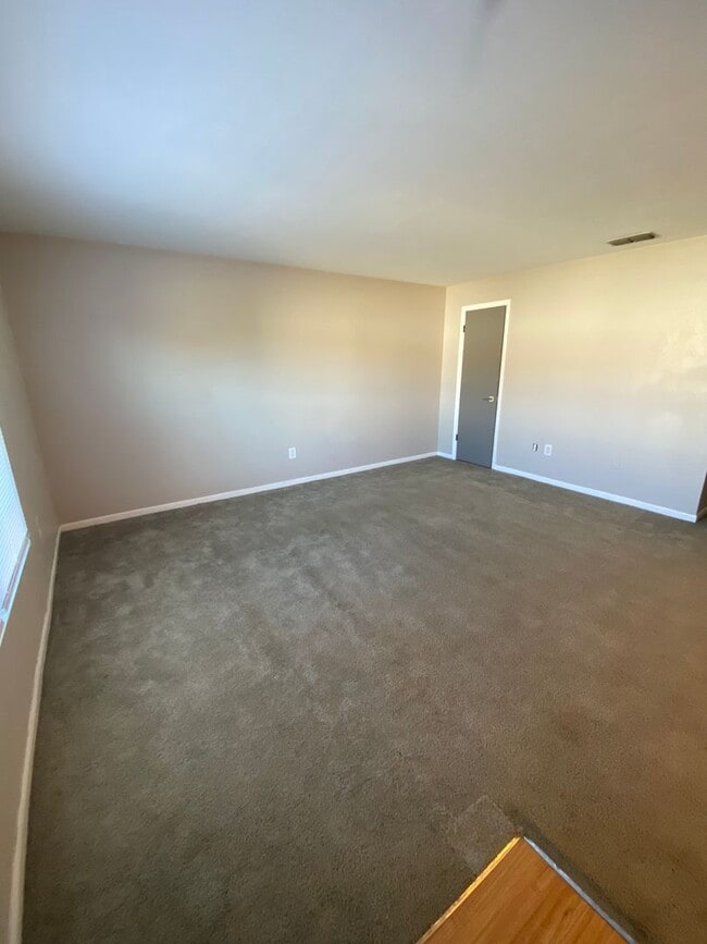 Building Photo - 2 Bed 1.5 Bath Condo