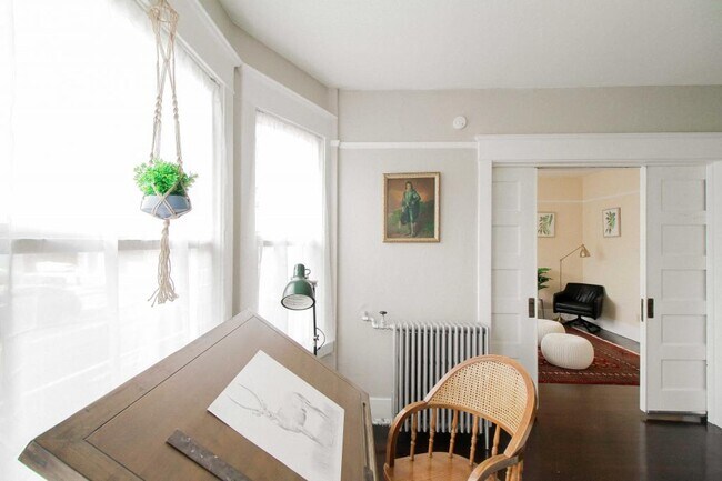 Building Photo - Delmont - 1 bedroom + den