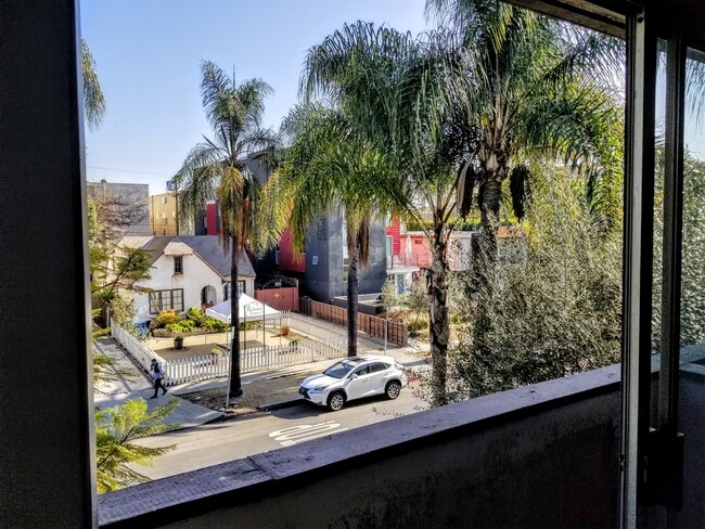 Vista desde el balcón de la sala de estar. - 3717 Cardiff Ave