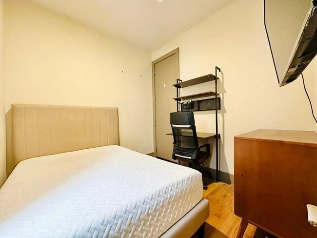 Foto del edificio - Furnished room/NOT APARTMENT
