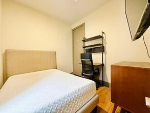 Building Photo - Furnished room/NOT APARTMENT