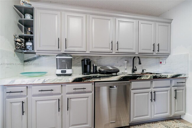 Foto del edificio - 3400 Blue Lake Dr