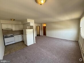 Building Photo - 910 Fox Chase Rd