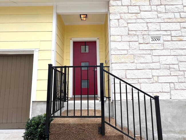 Building Photo - Modern Three-Story Large 2 Bedroom and 3.5...