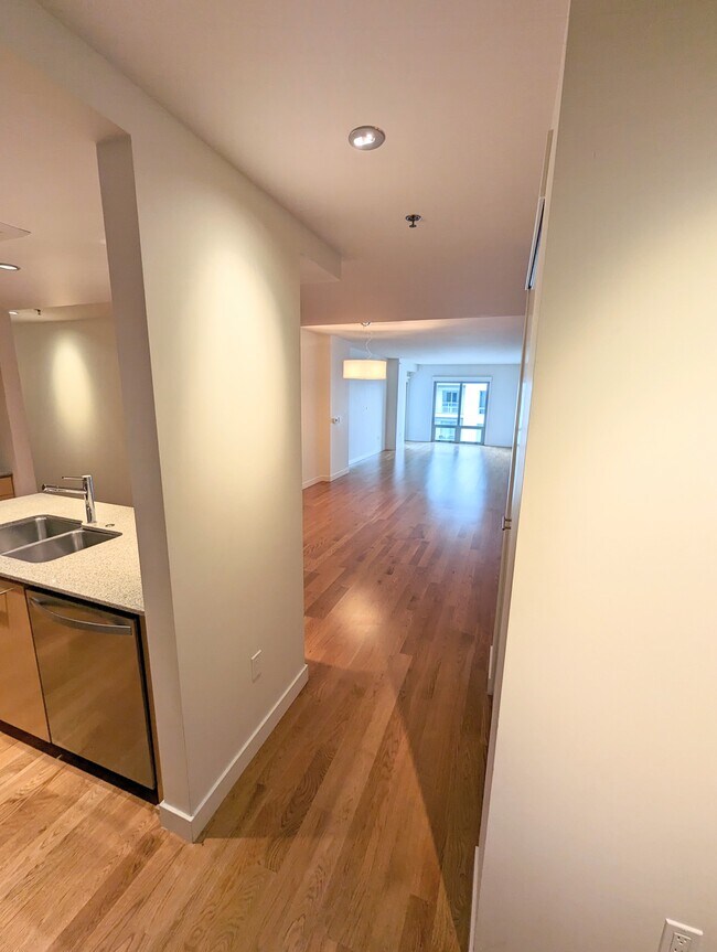 Entry - 1310 NW Naito Pky