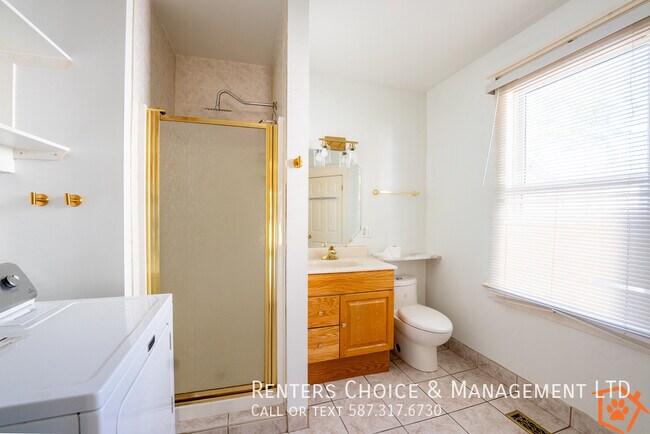 Photo du bâtiment - 3 BEDROOM HOUSE WITH DETACHED GARAGE