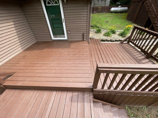 Wood deck - 6010 Georgia St