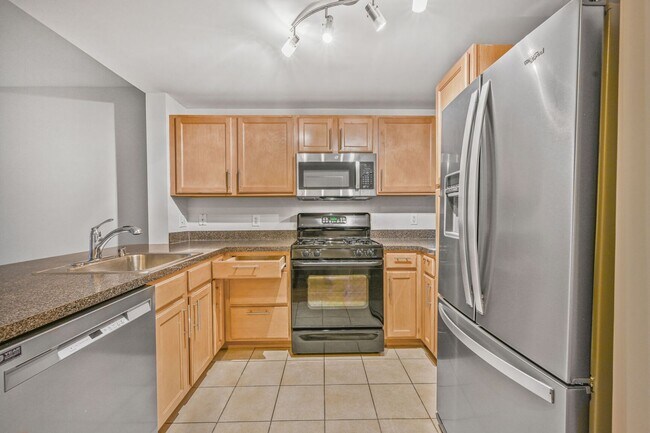 Foto del edificio - Beautifully Renovated 1BR Condo With Balco...