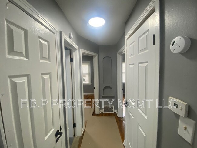 Building Photo - 8850 Rosemont Ave