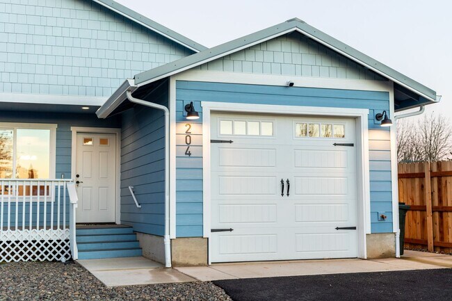 Foto del edificio - Brand new 3 bedroom 2 bath Sutherlin duplex