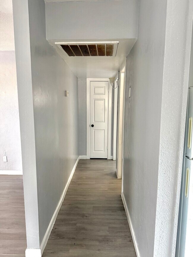 Building Photo - 2615 W Morten Ave