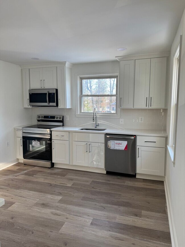 Foto del edificio - Newly Renovated 3 Bedroom 2 Full Bathroom Single Family Home