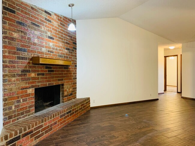Foto del edificio - 3 Bed | 2 Bath | 2 Car Garage - Duplex - UNDER $1000 per month - Putnam City Schools