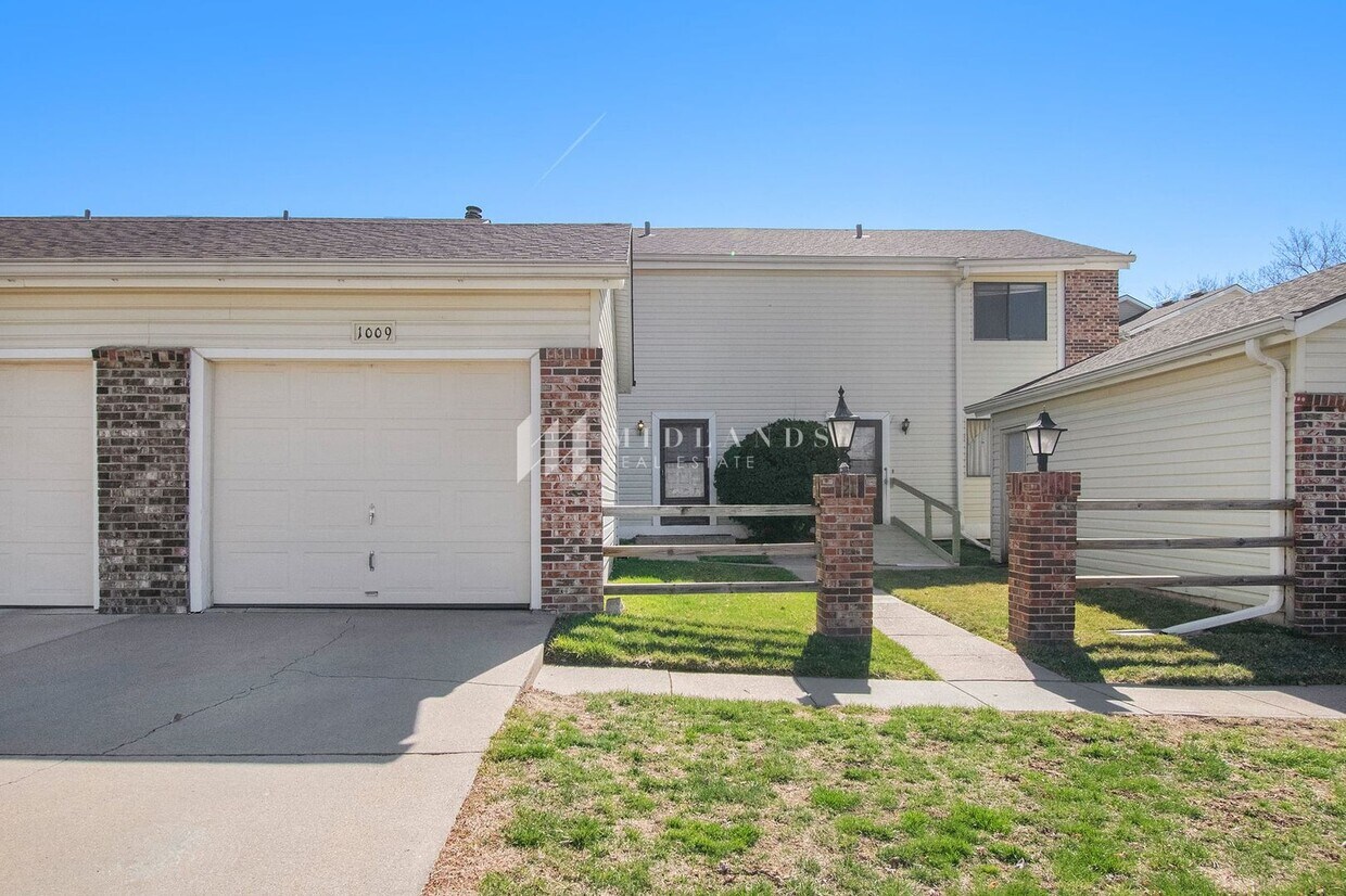 Primary Photo - Furnished Bellevue Townhome