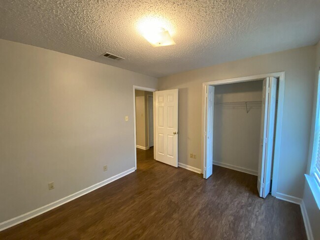 Foto del edificio - 6607 Sungate Dr S