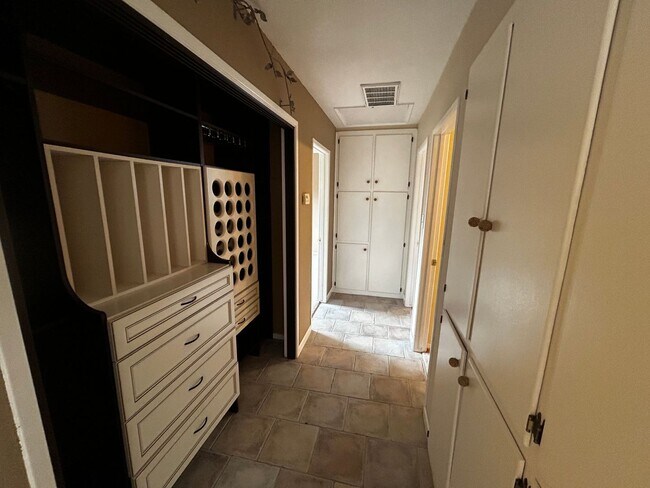 Building Photo - 3 Bedroom house two blocks from the shell ...