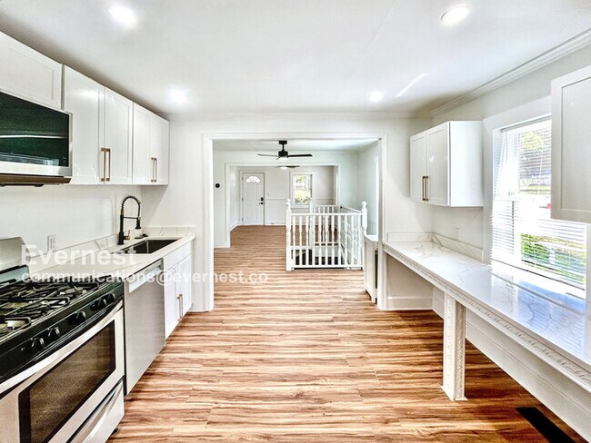 Building Photo - 1391 N Druid Hills Rd