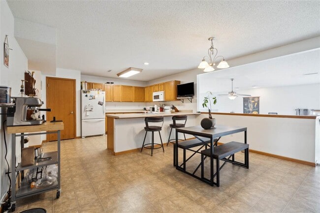 Building Photo - 533 E Goldfinch Dr