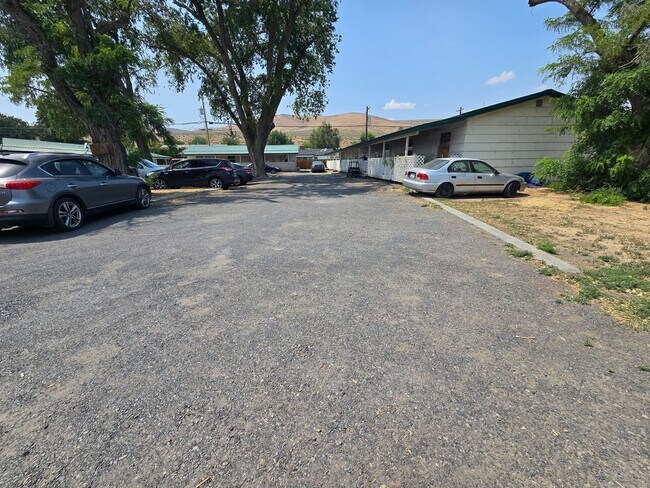 Foto del edificio - Freshly Remolded 2 Bedroom Apartment Move-...