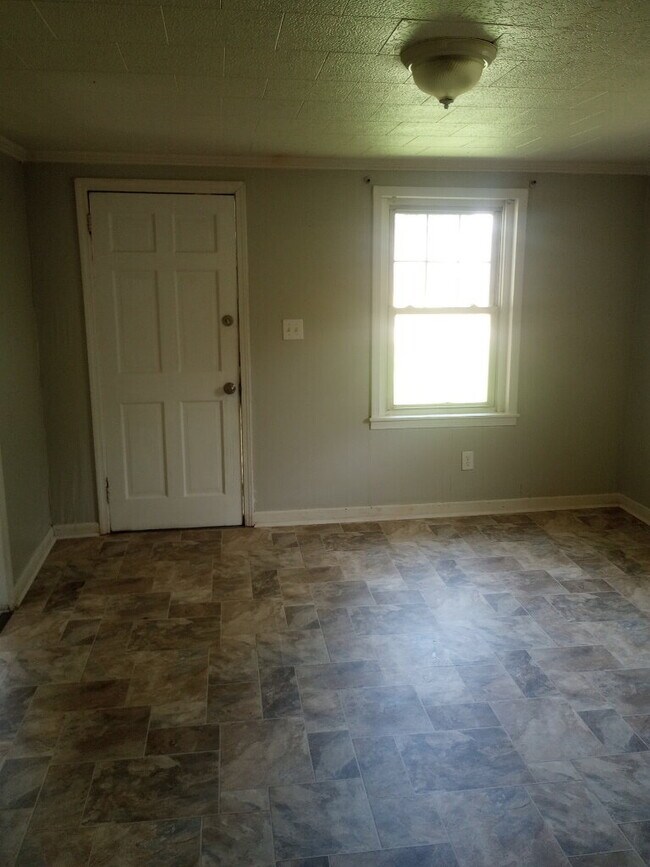 Foto del edificio - "Charming 2-Bedroom Home with Hardwood Elegance in Spartanburg!"